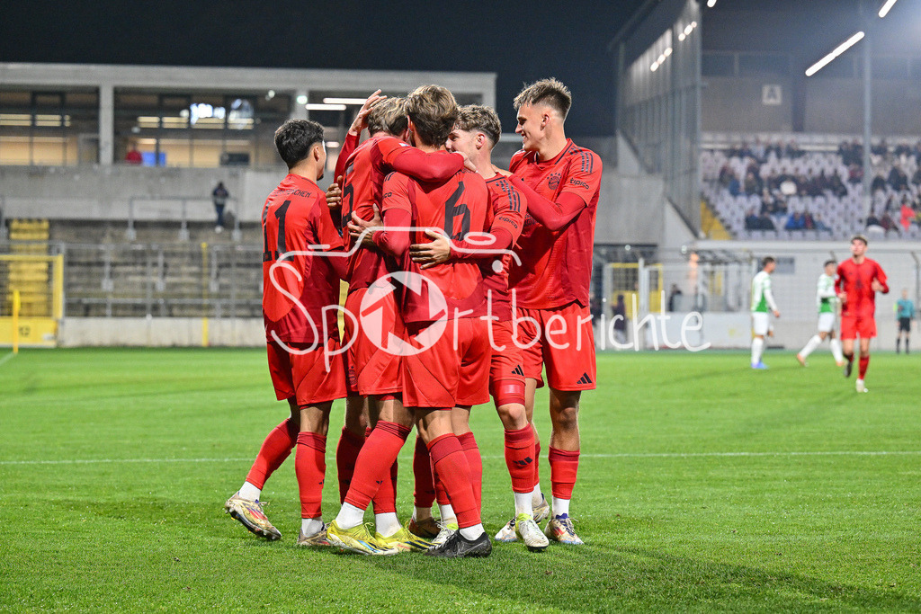 FC Bayern Amateure - SpVgg Greuther Fürth II | Jubel nach dem Treffer zum 1-0 durch Steve BREITKREUZ (FC Bayern München II #5) / Tor / Freude / Torschuetze / Regionalliga Bayern: FC Bayern Muenchen II - SpVgg Greuther Fuerth II, Gruenwalder Stadion am am 29.10.2024