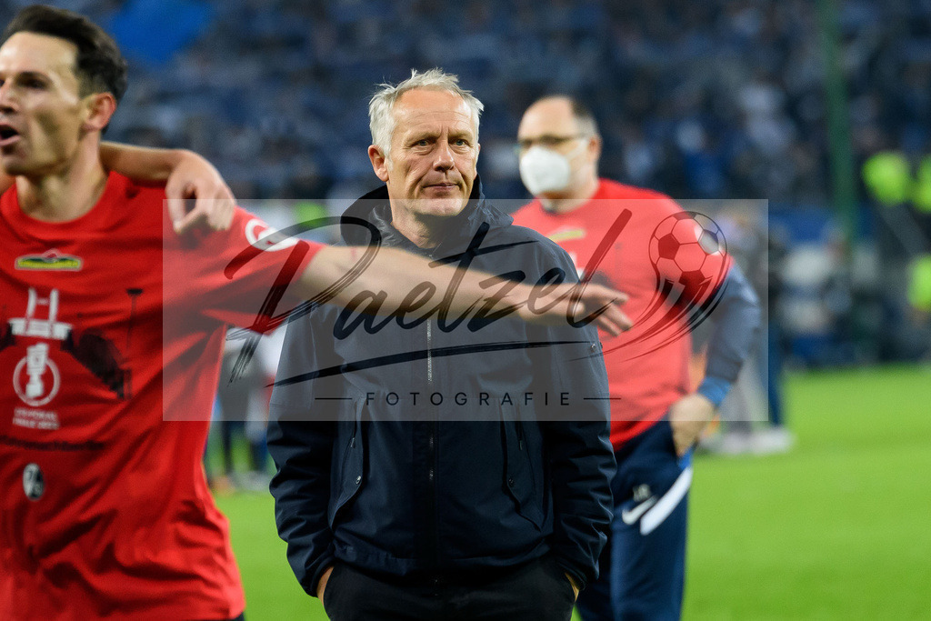HSVSCF20220419_158 | Fussball, Herren: Trainer Christian Streich (SC Freiburg) schaut beim DFB-Pokal-Halbfinalspiel zwischen Hamburger SV und SC Freiburg im Volksparkstadion am 19.04.2022 in Hamburg, Deutschland.DFB / DFL REGULATIONS PROHIBIT ANY USE OF PHOTOGRAPHS AS IMAGE SEQUENCES AND/OR QUASI-VIDEO. - Realisiert mit Pictrs.com
