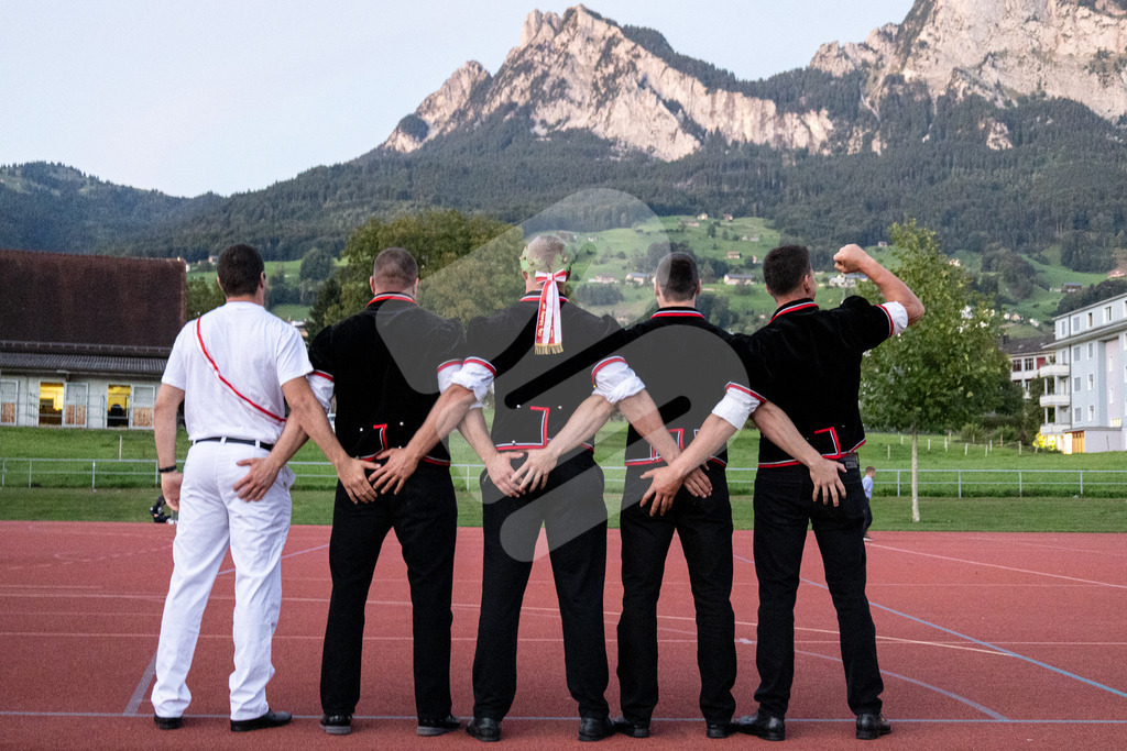ESAF2025_Empfang_8580 | Die Schwinger des Schwyzer Kantonalen Schwingerverbandes: Fotos, die Dynamik und Leidenschaft festhalten, sowie emotionale Momente aus dem traditionellen Schwingsport zeigen. - Realisiert mit Pictrs.com