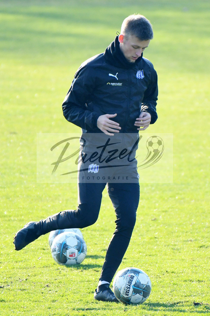 20200207_TRAOSN_0055 | Fußball, Herren: Sebastian Klaas (VfL Osnabrueck) in Aktion, am Ball, Einzelaktion waehrend der Trainingseinheit des VfL Osnabrueck im Sportpark Illoshoehe am 07.02.2020 in Osnabrueck, Deutschland. - Realisiert mit Pictrs.com