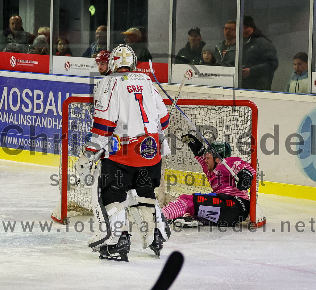 2025-10-24_114_TSV_Erding_gegen_Deggendorfer_SC | Erding, Deutschland, 24.10.2025:Eishockey, Oberliga Süd 2025 / 2026, 11. Spieltag, TSV Erding gegen Deggendorfer SC, Endergebnis: 2:4Sebastian Graf (Deggendorfer SC, #1), Grady Hobbs (Erding Gladiators, #22)Foto: Christian Riedel / fotografie-riedel.net