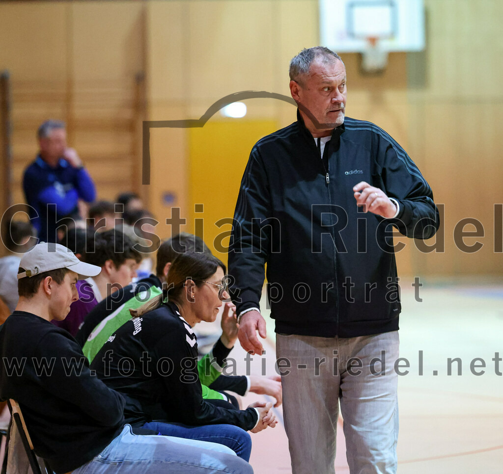 2023-03-11_035_SpVgg_Altenerding_gegen_SSG_Metten | Erding, Deutschland, 11.03.2023:
Handball, Bezirksoberliga Männer 2022 / 2023, 17. Spieltag, SpVgg Altenerding gegen SSG Metten, Endergebnis: 26:22

Trainer Peter Mesiarik (Spvgg Altenerding)

Foto: Christian Riedel / fotografie-riedel.net