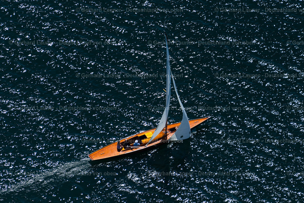 4031397 | STARNBERGER SEE 12.06.2020 Sportboot- Segelschiff mit weißen Seggeln auf dem Fahrt auf dem Starnberger See im Bundesland Bayern, Deutschland. // Sports boat sailing ship with white sails on the journey on Lake Starnberg in the state Bavaria, Germany. Foto: Gerhard Launer
