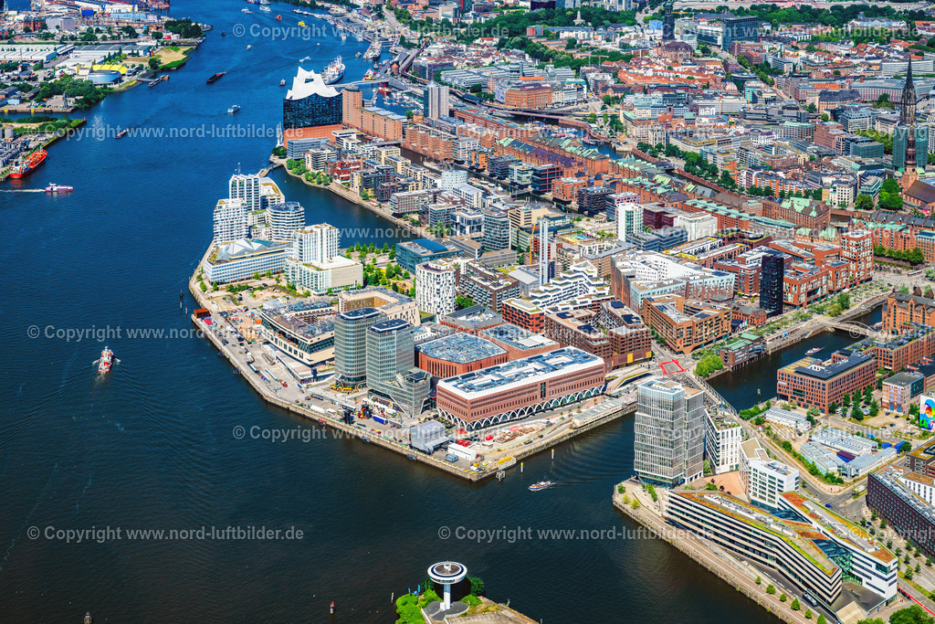 Hamburg_Chicargokai_Magdeburger_Hafen_Hafencity_ELS_0524200625 | HAMBURG 20.06.2025 Gebäudekomplexedes am Überseequartier am Chicagokai - Osakaallee im Bereich des ehemaligen Grasbrooks im Ortsteil Hafencity in Hamburg, Deutschland. Weiterführende Informationen bei: CHRISTIAN DE PORTZAMPARC,  Depenbrock Bau GmbH & Co. KG,  F + Z Baugesellschaft, Zweigniederlassung der Hecker Bau GmbH & Co. KG,  Stump-Franki Spezialtiefbau GmbH,  Unibail-Rodamco Germany GmbH,  Unibail-Rodamco ÜSQ Süd Quartiersmanagement GmbH. // Building complex at the Ueberseequartier on Chicagokai - Osakaallee in the area of the former Grasbrook in the Hafencity district of Hamburg, Germany. Further information at: CHRISTIAN DE PORTZAMPARC,  Depenbrock Bau GmbH & Co. KG,  F + Z Baugesellschaft, Zweigniederlassung der Hecker Bau GmbH & Co. KG,  Stump-Franki Spezialtiefbau GmbH,  Unibail-Rodamco Germany GmbH,  Unibail-Rodamco UeSQ Sued Quartiersmanagement GmbH. Foto: Martin Elsen