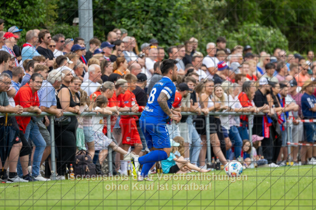 20250706_160502_1252 | #,TSG Salach (blau) vs. 1.FC Heidenheim (rot), Fußball, Freundschaftsspiel - WfV, Saison 2025/2026, Rasensportplatz, Staufenecker Str. 41, 73084 Salach, 06.07.2025 - 15:30 Uhr,Foto: PhotoPeet-Sportfotografie/Peter Harich