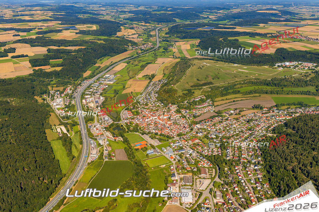Luftaufnahme der Stadt Greding - Die Luftaufnahme wurde 2025 vom UL-Flugzeug heraus erstellt ( keine Drohne ) - Hochauflösende Luftaufnahme - für professionelle Ausdrucke geeignet. Die Geschenkidee !Mit Lizenz und Bildrechte bestellbar