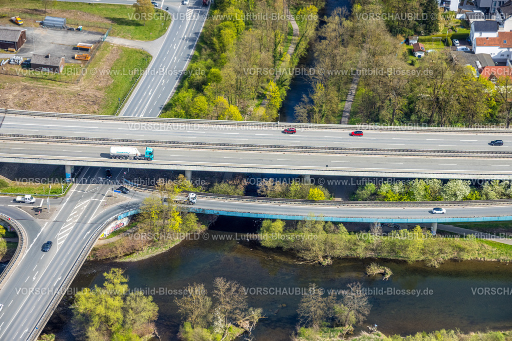 Arnsberg260402902 | Luftbild, Autobahn-Anschlussstelle Neheim mit Brücke Autobahn A46 über Bundesstraße B7 mit Ruhraue Brücke, Fluss Ruhr und Fluss Möhne Mündung, Bergheim, Arnsberg, Sauerland, Nordrhein-Westfalen, Deutschland