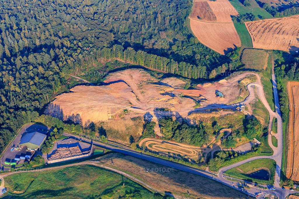 Luftbild: Entsorgungszentrum Hohberg im Ortsteil Nordstadt in Pforzheim im Bundesland Baden-Württemberg in Deutschland. Foto: IMG_092275.jpg vom 01.08.2016 durch Werner Riehm/FLY-FOTO.deAbfallwirtschaft Pforzheim: Abfallentsorgung, Restmüll, Biomüll, Wertstoffhöfe, Sperrmüll