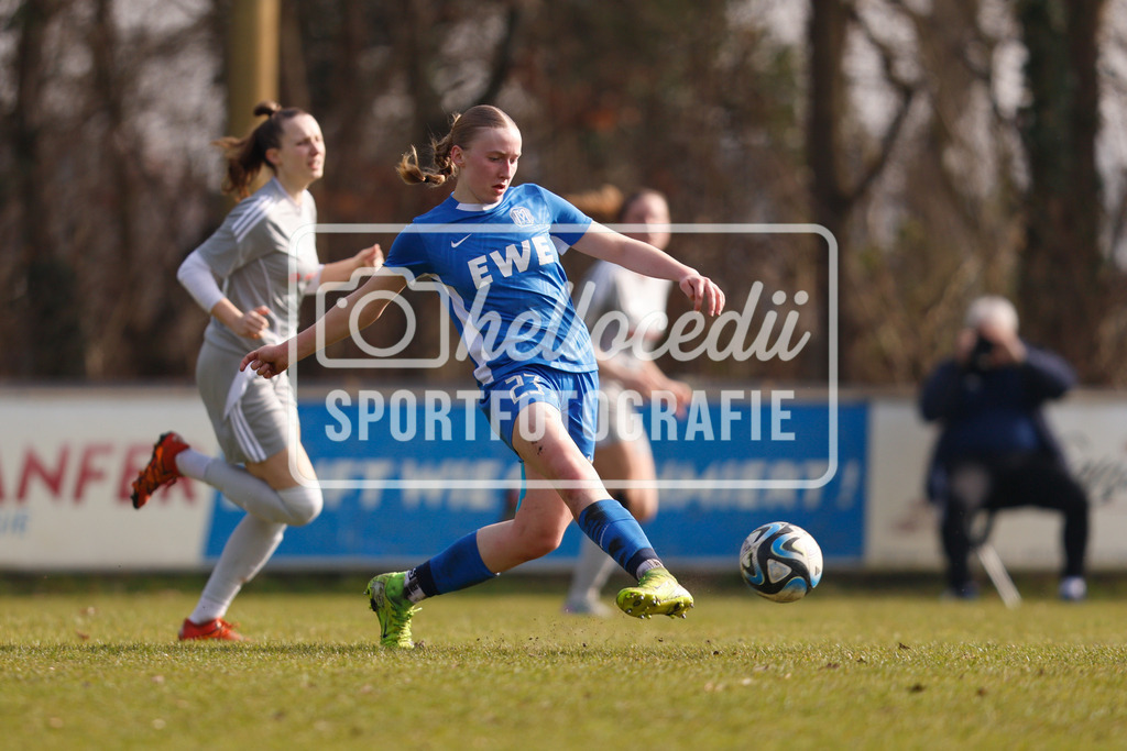 Fußball I Frauen I Saison 2025-2026 I Oberliga Niedersachsen I 15. Spieltag I SV Meppen 1912 e.v. U20 2 - BW Hollage -24 | Mirja Langen (23, SV Meppen 1912 e.v.) Passt den Ball zur Mitspielerin - Realisiert mit Pictrs.com