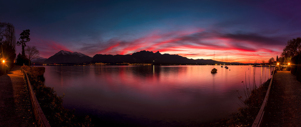 Strandweg Hilterfingen | Der Strandweg in Hilterfingen an einem Herbstabend mit prächtigem Farbenspiel über dem Thunersee.
Aus zwei Aufnahmen zusammengesetztes Panorama.
-----------------------------------------------------------------
Strandweg in Hilterfingen on an autumn evening with a magnificent play of colors over Lake Thun.
Panorama composed of two shots.
-----------------------------------------------------------------
Dieser Druck ist in einer limitierten Auflage von 5 Exemplaren erhältlich. 
This print is available in a limited edition of 5 copies. 
http://art.hess.photography/ - Realisiert mit Pictrs.com
