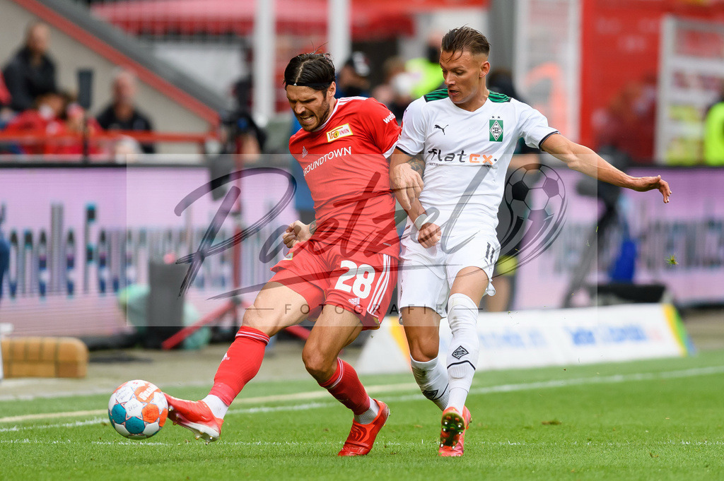 FCUBMG20210829_016 | Fussball, Herren: Christopher Trimmel (1.FC Union Berlin) und Hannes Wolf (Borussia Moenchengladbach) im Zweikampf beim Spiel der 1. Bundesliga zwischen 1. FC Union Berlin und Borussia Moenchengladbach im Stadion An der Alten Foersterei am 29.08.2021 in Berlin, Deutschland. - Realisiert mit Pictrs.com