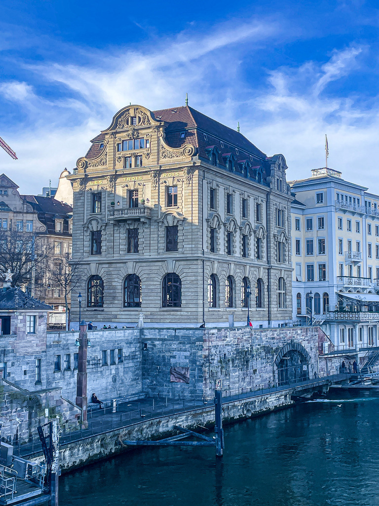Wandbild Kunstdruck Poster – Basel und Region: Historische Eleganz am Rhein von Robert Steinke | Ein nostalgisches und elegantes Meisterwerk der Stadtfotografie, das den zeitlosen Charme Basels perfekt einfängt. Diese prachtvolle Aufnahme zeigt die historische, klassische Architektur direkt am Rheinufer. Die feinen architektonischen Details der altehrwürdigen Fassaden und das sanfte, harmonische Licht verleihen diesem Motiv eine majestätische und beruhigende Wirkung. Ein Bild, das die reiche Geschichte der Stadt mit einer stilvollen, eleganten Bildkomposition verbindet.Dieses exklusive Kunstwerk bringt eine warme, traditionelle Eleganz und eine harmonische Wohlfühl-Atmosphäre in deine Räume. Ein absolut zeitloser Blickfang für ein klassisches oder modernes Wohnzimmer, das gemütliche Büro, ein helles Loft, Kanzleien oder Praxisräume.Um die feinen Steinstrukturen und die weichen Farbtöne dieses historischen Stadtpanoramas perfekt zur Geltung zu bringen, empfehle ich den Druck auf unseren Premium-Materialien: Erlebe klassischen Galerie-Charakter auf einer matten Leinwand, der dem Bild einen edlen Gemälde-Look verleiht. Alternativ sorgt edles Acrylglas für maximale Tiefenwirkung oder robustes Alu-Dibond für moderne Eleganz. Hol dir dieses Stück Basler Geschichte direkt an deine Wand! - Realisiert mit Pictrs.com