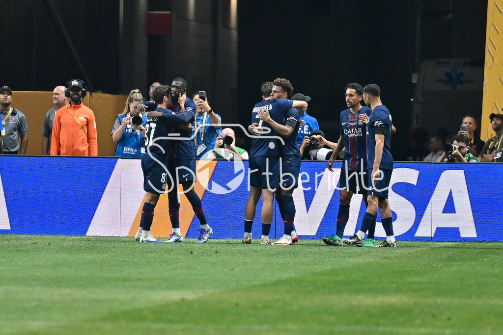 Paris Saint Germain - FC Bayern München | Jubel der Franzosen nach dem Treffer zum 1-0 durch Desire DOUE (Paris SG 14) / Tor / Torschuetze / Freude / Happy / FIFA Club World Cup: Paris Saint Germain - FC Bayern Muenchen, Mercedes Benz Stadium am 05.07.2025 / NOT FOR SALE IN USA