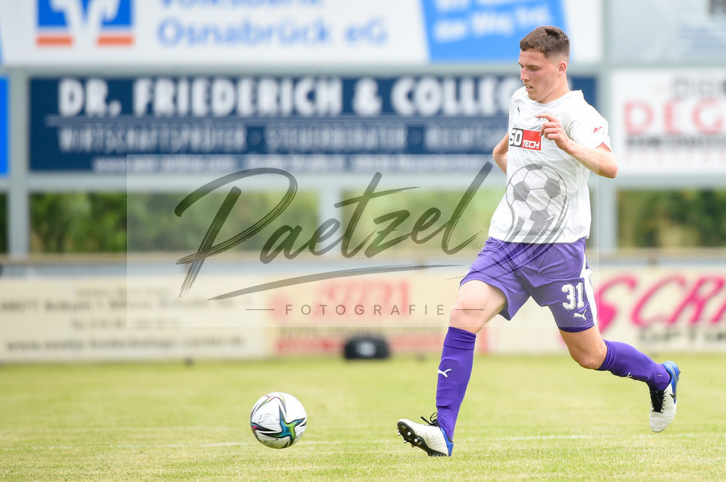 BSBOSN_20210626_0078 | Fussball, Herren: Luis Sprekelmeyer (VfL Osnabrueck) in Aktion, am Ball, Einzelaktion beim Testspiel zwischen TuS Bersenbrueck und VfL Osnabrueck im Hasestadion am 26.06.2021 in Bersenbrueck, Deutschland. - Realisiert mit Pictrs.com