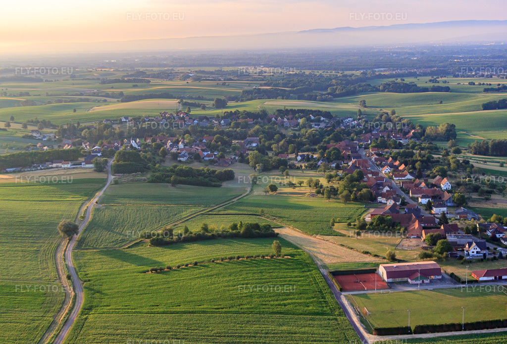 Vue aérienne: Vue de la ville depuis le nord-ouest à Eberbach-Seltz dans le département Bas Rhin, France.Photo: IMG_67980.jpg prise le 19/06/2014 par Werner Riehm/FLY-FOTO.euRésolution de l'original: 4666 x 3168 px