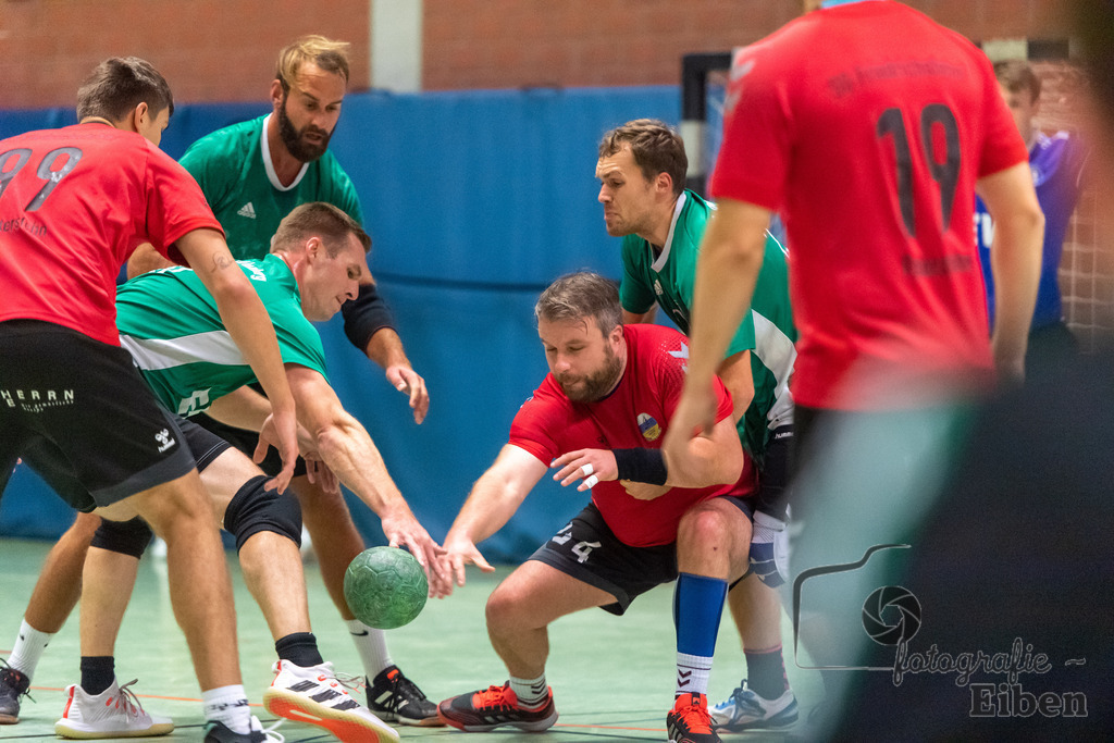 VFL Oldenburg-SG FriPe | Herren Regionsoberliga; VFL Oldenburg (grün)-SG FriPe (rot) am 04.11.2023 in Oldenburg (Robert-Schumann-Halle Oldenburg), Deutschland, Photo: Philip Eiben 2023 - Realisiert mit Pictrs.com