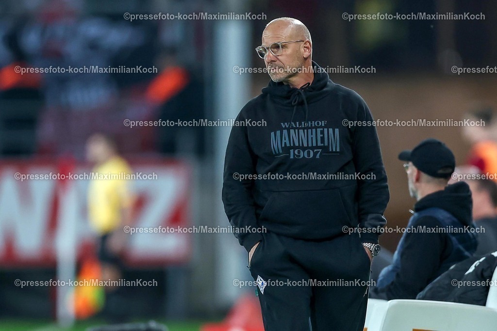 RWE09032501004 | 2025.03.09, Fußball, 3.Liga, Rot-Weiss Essen - SV Waldhof Mannheim, Stadion Hafenstraße, Saison 2024 2025: Cheftrainer Bernhard Trares (SV Mannheim)DFB regulations prohibit any use of photographs as image sequences and or quasi-video.