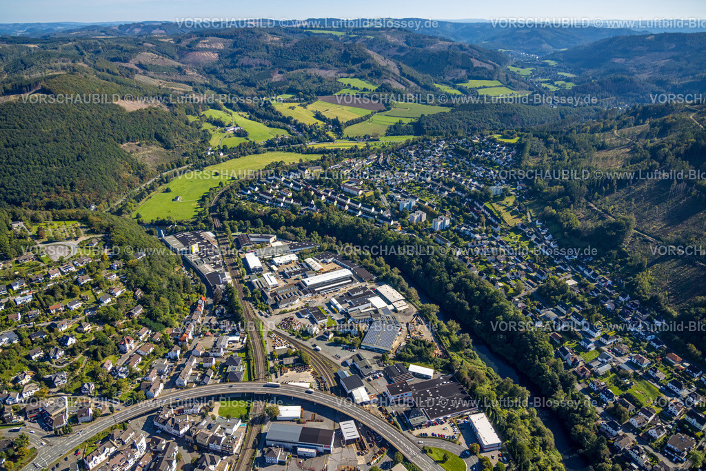 Plettenberg230908270 | Luftbild, Gewerbegebiet Bannewerthstraße mit Fluss Lenne und Brücke der Landesstraße L697, Güterumschlagzentrum MEG, Wohngebiet Ortsteil Eschen, Hügellandschaft mit Wiesen und Waldgebiet mit Waldschäden, Eiringhausen, Plettenberg, Sauerland, Nordrhein-Westfalen, Deutschland
