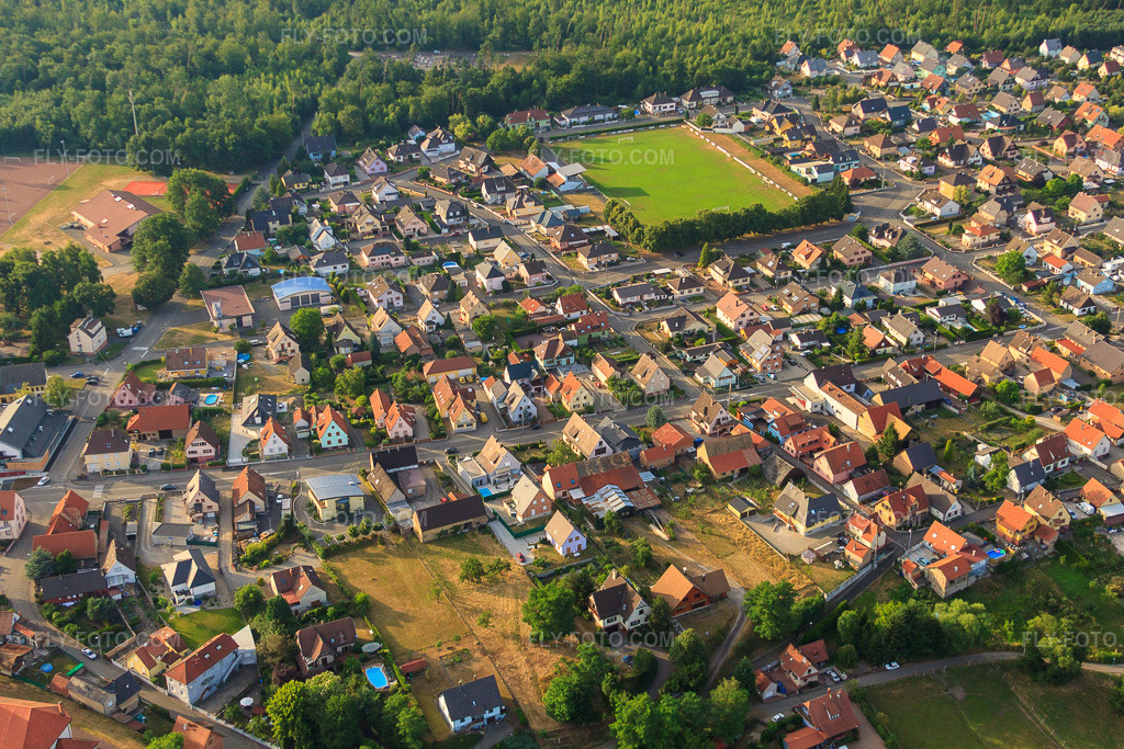 Aerial view: View of the town from the south in Schirrhein in the state Bas-Rhin, France.Photo: IMG_30467.jpg taken on 07/09/2010 by Werner Riehm/FLY-FOTO.comResolution of the original: 4752 x 3168 px