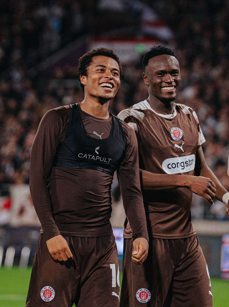 HEV01129 | Der offizielle Shop für FC St. Pauli Fotos. Wähle aus Spielszenen & Fanmomenten dein FCSP Wunschformat. Wir liefern Millerntor-Atmosphäre.