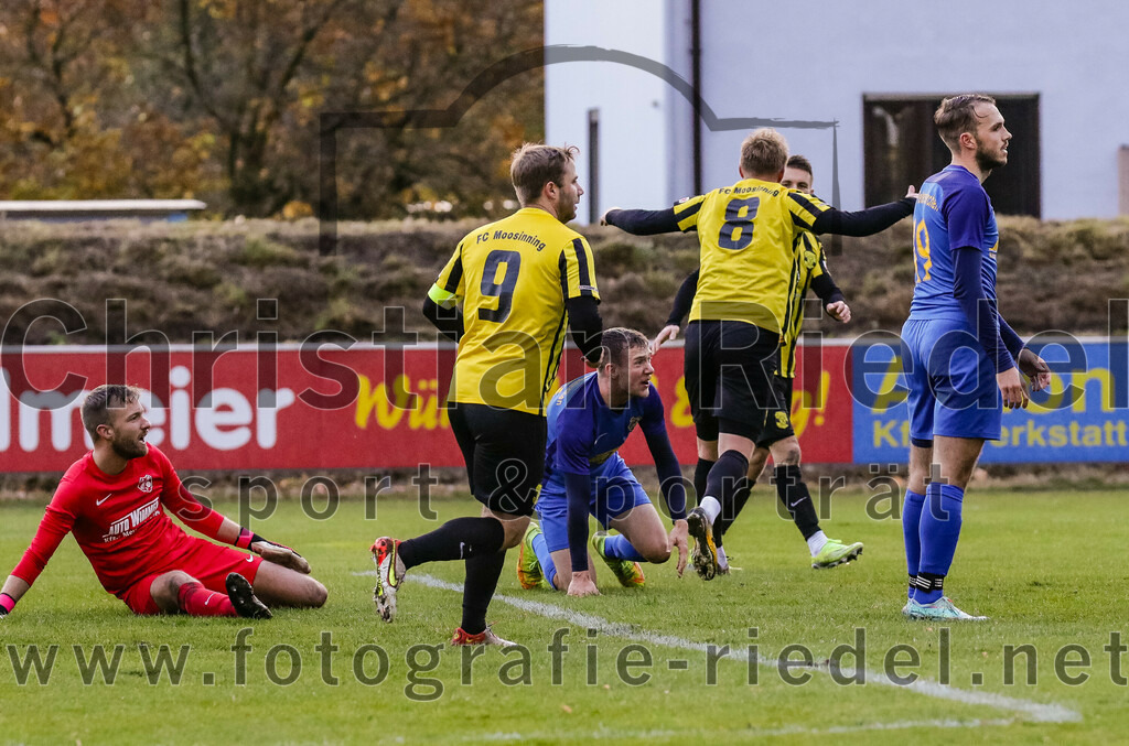 2023-11-11_096_FC_Moosinning_gegen_TSV_Peterskirchen | Moosinning, Deutschland, 11.11.2023:
Fußball, Bezirksliga Oberbayern Ost 2023 / 2024, 17. Spieltag, FC Moosinning gegen TSV Peterskirchen, Endergebnis: 5:0

Torwart Markus Mittermaier (TSV Peterskirchen, #1), Peter Werndl (FC Moosinning, #9), Thomas Maier (TSV Peterskirchen, #17), Stefan Haas (FC Moosinning, #8), Lukas Hauser (TSV Peterskirchen, #19)

Foto: Christian Riedel / fotografie-riedel.net