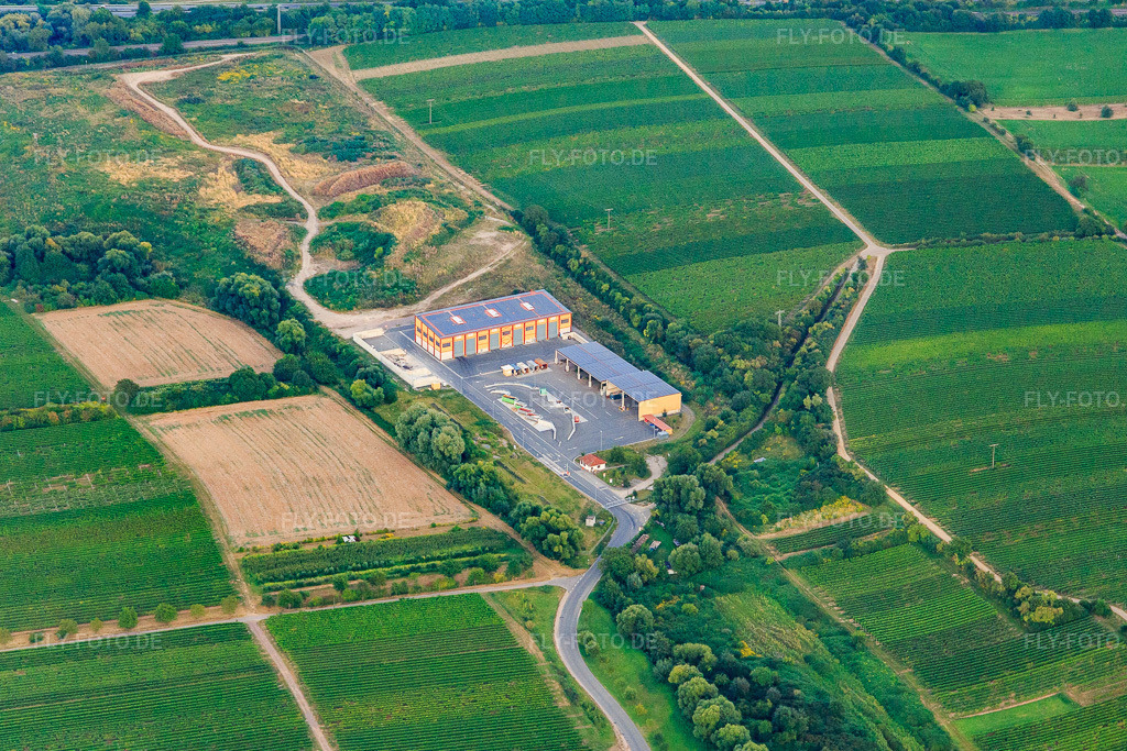Luftbild: Recyclinghof des Landkreis Südliche Weinstraße, Wertstoffwirtschaftszentrum Nord (bei Edesheim) in Knöringen im Bundesland Rheinland-Pfalz in Deutschland. Foto: IMG_094607.jpg vom 02.09.2016 durch Werner Riehm/FLY-FOTO.deWertstoffWirtschaftszentren | Landkreis Südliche Weinstraße