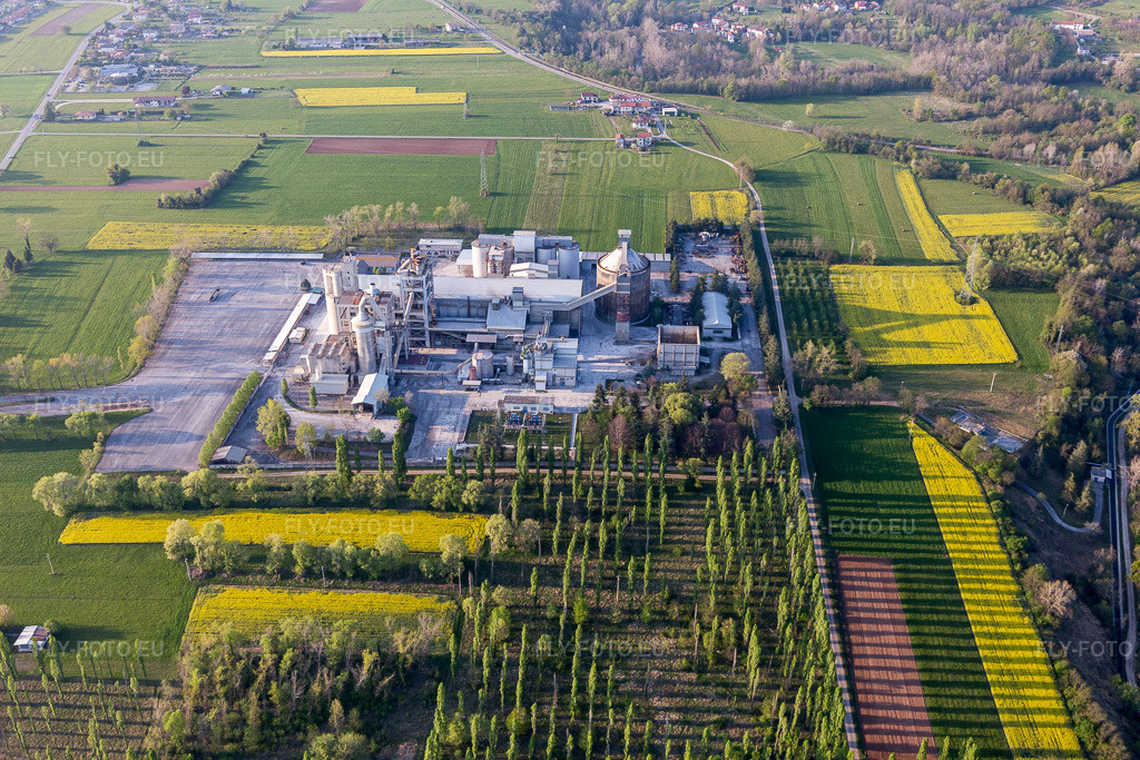 Vue aérienne: Vue de la ville à Borgo Ampiano dans le département Frioul-Vénétie Julienne, Italie. Photo: IMG_098913.jpg prise le 08/04/2017 par Werner Riehm/FLY-FOTO.eu – Résolution de l'original: 5472 x 3648 px