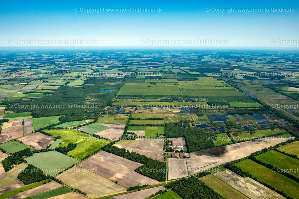 Freistatt_Freistätter_Moor_ELS_4837050623 | FREISTATT 05.06.2023 Torf- Abbau auf den Moor- Feldern " Freistätter Moor " in Freistatt im Bundesland Niedersachsen, Deutschland. // Peat degradation on the moor fields " Freistaetter Moor " in Freistatt in the state Lower Saxony, Germany. Foto: Martin Elsen