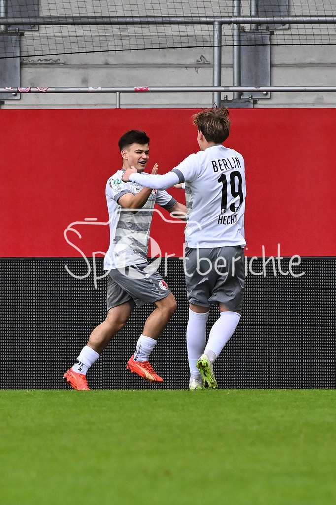FC Bayern München - Berliner Athletik Klub | MUNICH, GERMANY - 21. FEBRUARY: Jubel der Berliner nach dem Treffer zum 1-1 Ausgleich durch Andrii PROKAZIUK (Berliner AK U19 14) / Tor / Torschuetze / Freude / Happy während dem Spiel zwischen der U19 des FC Bayern München und der U19 des Berliner Athletik Klubs am 3. Spieltag der DFB-U19 Nachwuchsliga am FC Bayern Campus