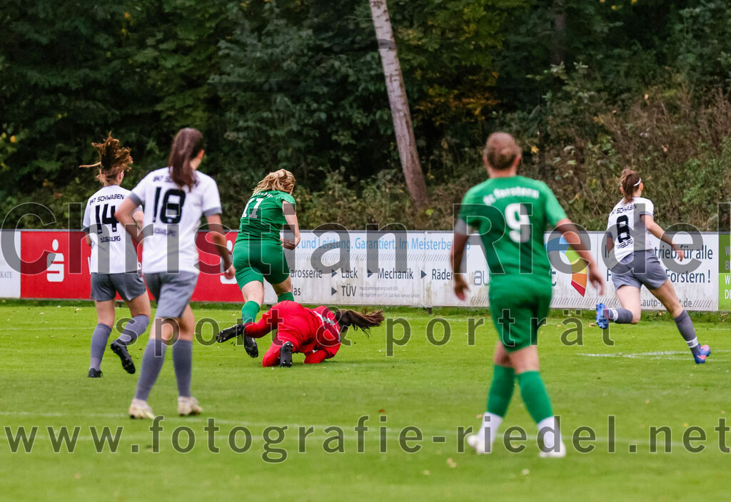 2023-10-07_068_FC_Forstern_gegen_TSV_Schwaben_Augsburg | Forstern, Deutschland, 07.10.2023:
Fußball, Frauen Bayernliga 2023 / 2024, 6. Spieltag, FC Forstern gegen TSV Schwaben Augsburg, Endergebnis: 1:6

Sophie Keitel (TSV Schwaben Augsburg, #14), Veronika Auer (FC Forstern, #11), Torfrau Sarah Reißner (TSV Schwaben Augsburg, #1), Gabriela Grashei (TSV Schwaben Augsburg, #8)

Foto: Christian Riedel / fotografie-riedel.net