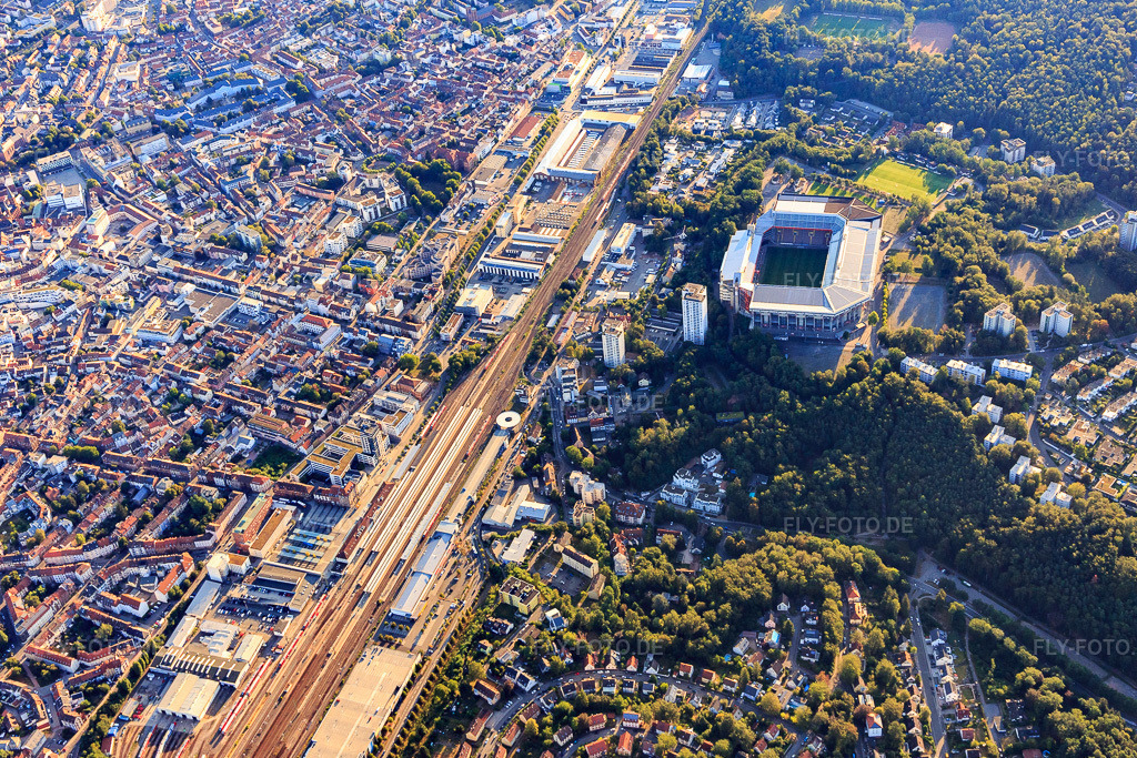Luftbild: Fritz-Walter Stadion des FCK auf dem Betzenberg in Kaiserslautern im Bundesland Rheinland-Pfalz in Deutschland. Foto: IMG_109772.jpg vom 06.08.2018 durch Werner Riehm/FLY-FOTO.deBetze - 1. FC Kaiserslautern
