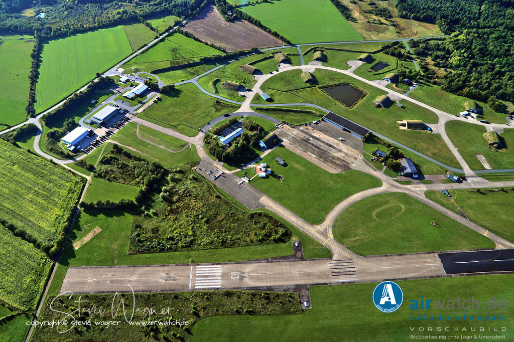 Luftbild Flughafen Husum-Schwesing - Heliport Westcoast | Die Länge zwischen den Schwellen beträgt 1.140 Meter (3.739 Fuß), was auch die TORA (Take-Off Run Available) und LDA (Landing Distance Available) entspricht. Die Tragfähigkeit der Bahn ist mit LCN 50 angegeben.Der Flugplatz wird überwiegend von Motorflugzeugen und Hubschraubern genutzt und ist für Flugzeuge bis 14 Tonnen und Hubschrauber bis 10 Tonnen Abfluggewicht zugelassen. Zudem erfüllt der „Heliport Westcoast“ auf dem Flugplatz zunehmend wichtige Serviceaufgaben im Umfeld der Offshore-Windenergiegewinnung.