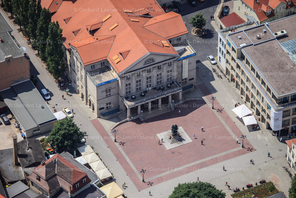 3003003 | WEIMAR 2010 Gebäude des Konzerthauses und Theater- Schauspielhauses " Deutsches Nationaltheater und Staatskapelle Weimar " mit dem Goethe-Schiller-Denkmal am Theaterplatz in Weimar im Bundesland Thüringen, Deutschland. // Building of the concert hall and theater playhouse " Deutsches Nationaltheater und Staatskapelle Weimar " with the Goethe-Schiller monument on Theaterplatz in Weimar in the state Thuringia, Germany. Foto: Gerhard Launer