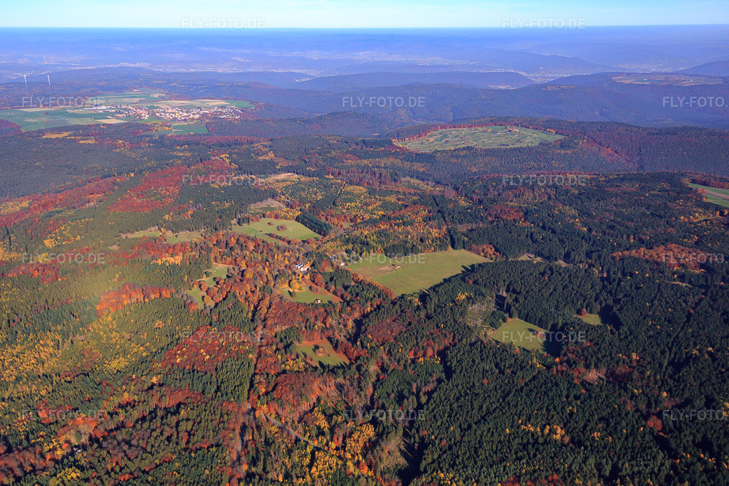 Luftbild: Jagdschloss Eulbach und Forsthaus Eulbach am Englischer Garten Eulbach im Ortsteil Würzberg in Michelstadt im Bundesland Hessen in Deutschland.Foto: IMG_084993.jpg vom 01.11.2015 durch Werner Riehm/FLY-FOTO.deEulbach - Schloss und Forsthaus - Alter OdenwaldEnglischer Garten Eulbach - Wildpark und Top-AusflugszielForsthaus Eulbach