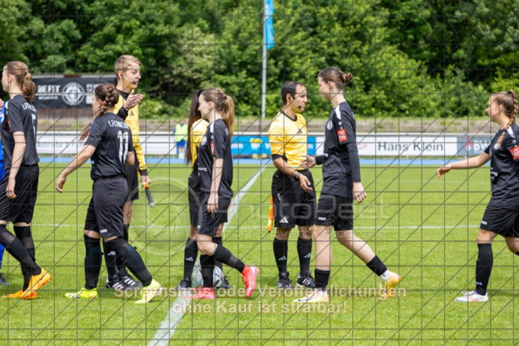 20250529_130013_0314 | #,  SGM Wendlingen-Ötlingen II (blau) vs. 1.FC Donzdorf II (schwarz), Fussball, Frauen-Bezirkspokal Finale Saison 2024/2025, Rasenplatz VfL Stadion Kirchheim, Jesinger Straße 105, 73230 Kirchheim, 29.05.2025 - 13:00 Uhr,Foto: PhotoPeet-Sportfotografie/Peter Harich