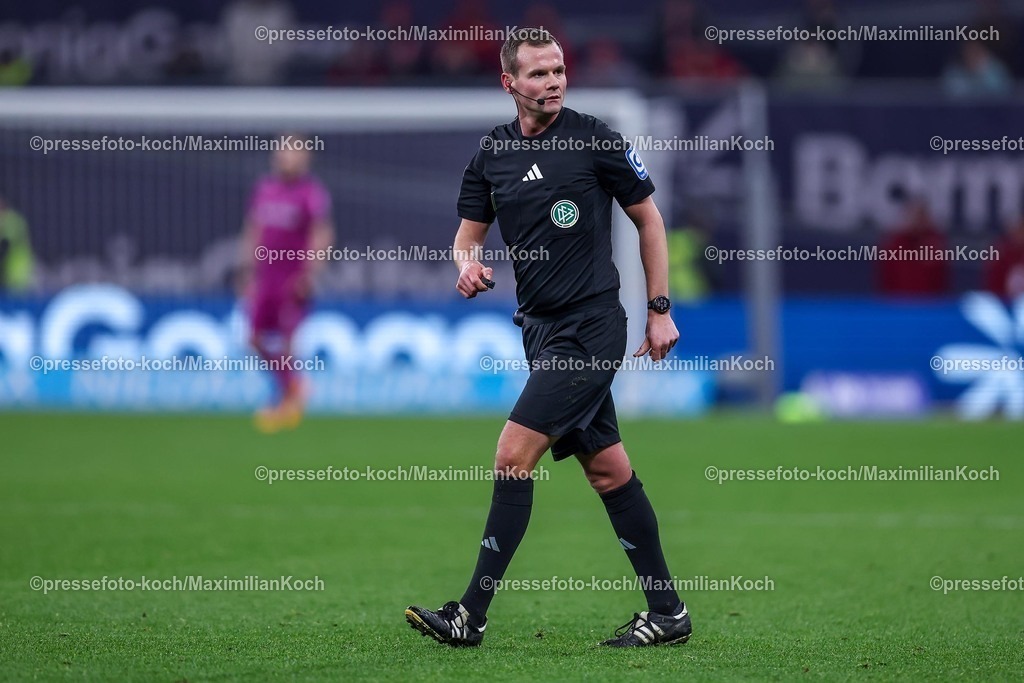Lev02022501093 | 02.02.2025, Fußball, Bayer 04 Leverkusen - TSG 1899 Hoffenheim, 1. Fußball Bundesliga, 20. Spieltag, BayArena, Saison 2024 2025: Schiedsrichter Robin BraunDFB regulations prohibit any use of photographs as image sequences and or quasi-video.