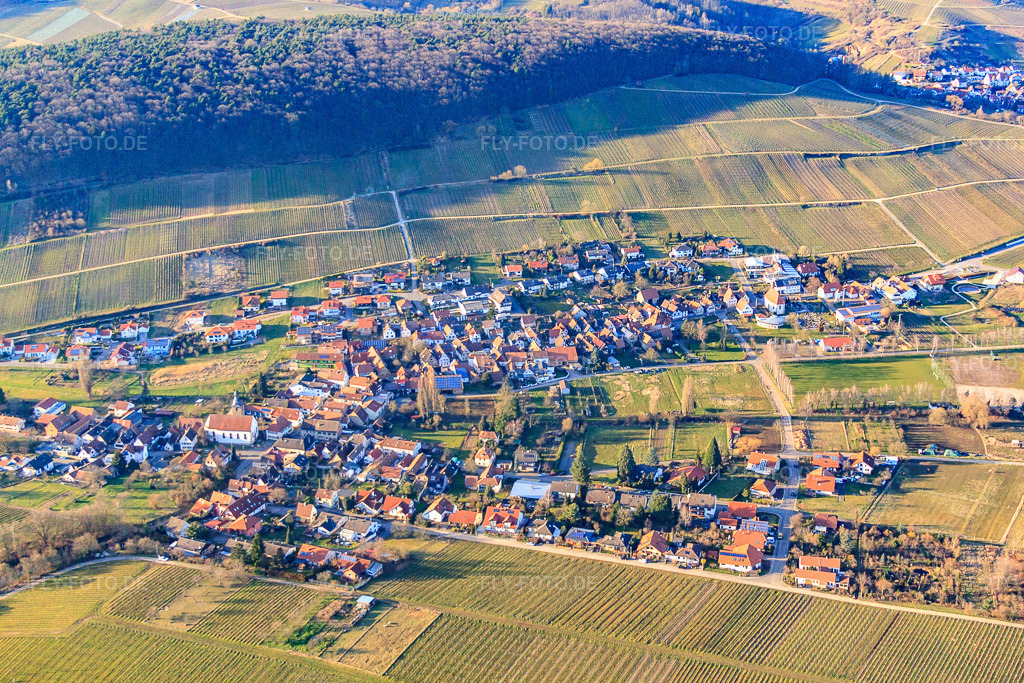 Luftbild: Winzerdorfansicht aus Osten im Ortsteil Pleisweiler in Pleisweiler-Oberhofen im Bundesland Rheinland-Pfalz in Deutschland. Foto: IMG_62390.jpg vom 24.02.2014 durch Werner Riehm/FLY-FOTO.deAuflösung des Originals: 4752 x 3168 px
