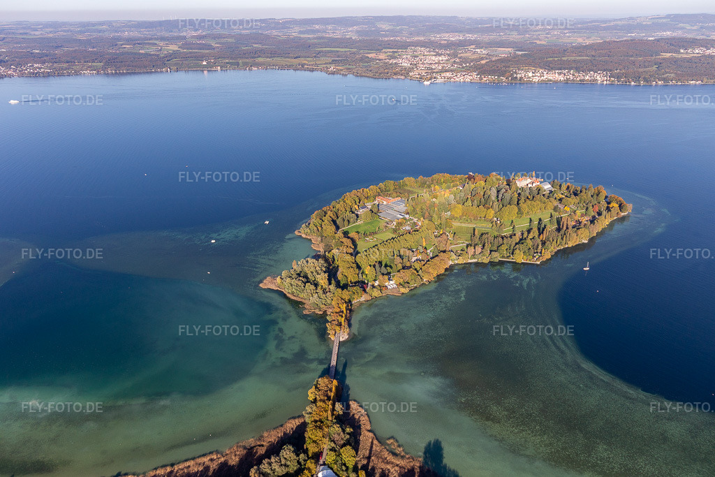 Luftbild: Blumeninsel Mainau im Bodensee. Graf Lennart Bernadotte baute die Insel zur touristischen Attraktion aus. Im Schlosspark findet sich mediterrane und subtropische Vegetation, Rosengarten, Schmetterlingshaus, Palmenhaus und das Barockschloss mit Gastronomiebetrieben im Ortsteil Litzelstetten in Konstanz im Bundesland Baden-Württemberg in Deutschland. Foto: IMG_119391.jpg vom 14.10.2019 durch Werner Riehm/FLY-FOTO.de