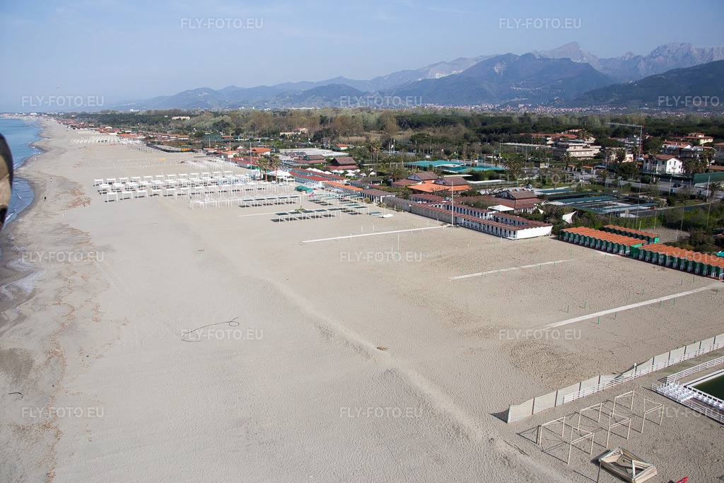 Vue aérienne: Vue de la ville à Capanne-Prato-Cinquale dans le département Toscane, Italie.Photo: IMG_087103.jpg prise le 04/04/2016 par Werner Riehm/FLY-FOTO.euRésolution de l'original: 5472 x 3648 px