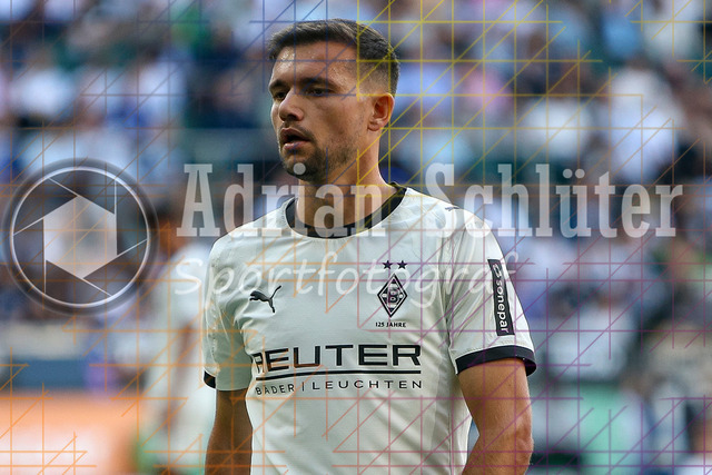 Borussia Mönchengladbach vs Hamburger SV - Bundesliga  | Mönchengladbach, Deutschland, 24.08.25:   Kevin Stöger (Borussia Mönchengladbach) schaut waehrend des Spiels der Bundesliga zwischen Borussia Mönchengladbach vs Hamburger SV im Stadion im Borussia Park(Foto von Brauer-Fotoagentur / Adrian Schlueter)