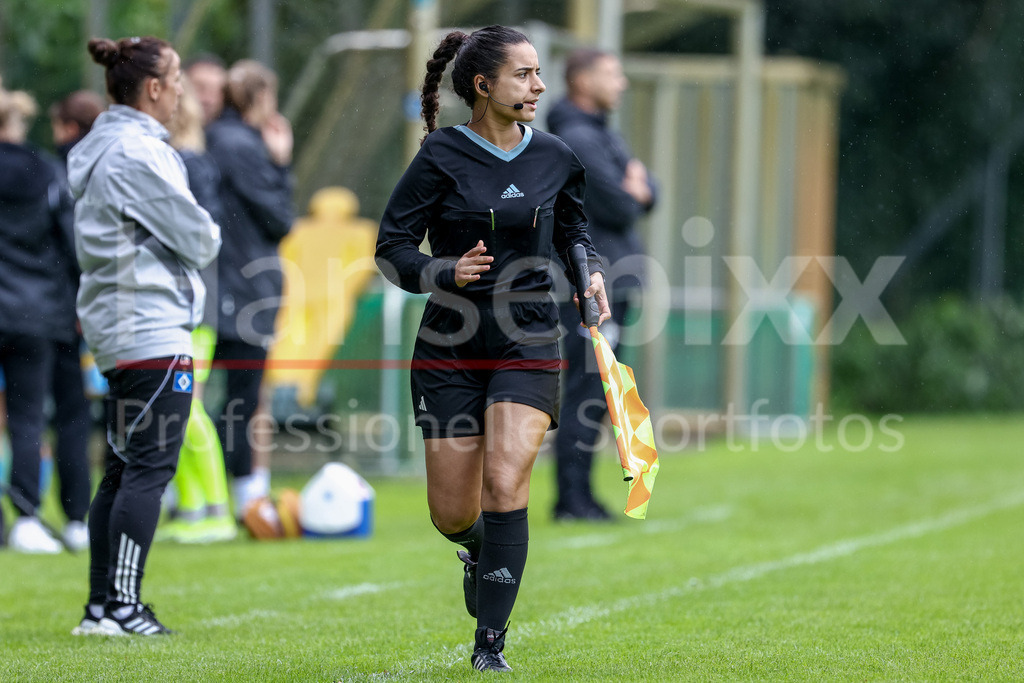 Fussball, Testspiel Frauen, Hamburger SV - FC Viktoria Berlin | Schiedsrichter-Assistentin Cemre Bengü Aysan