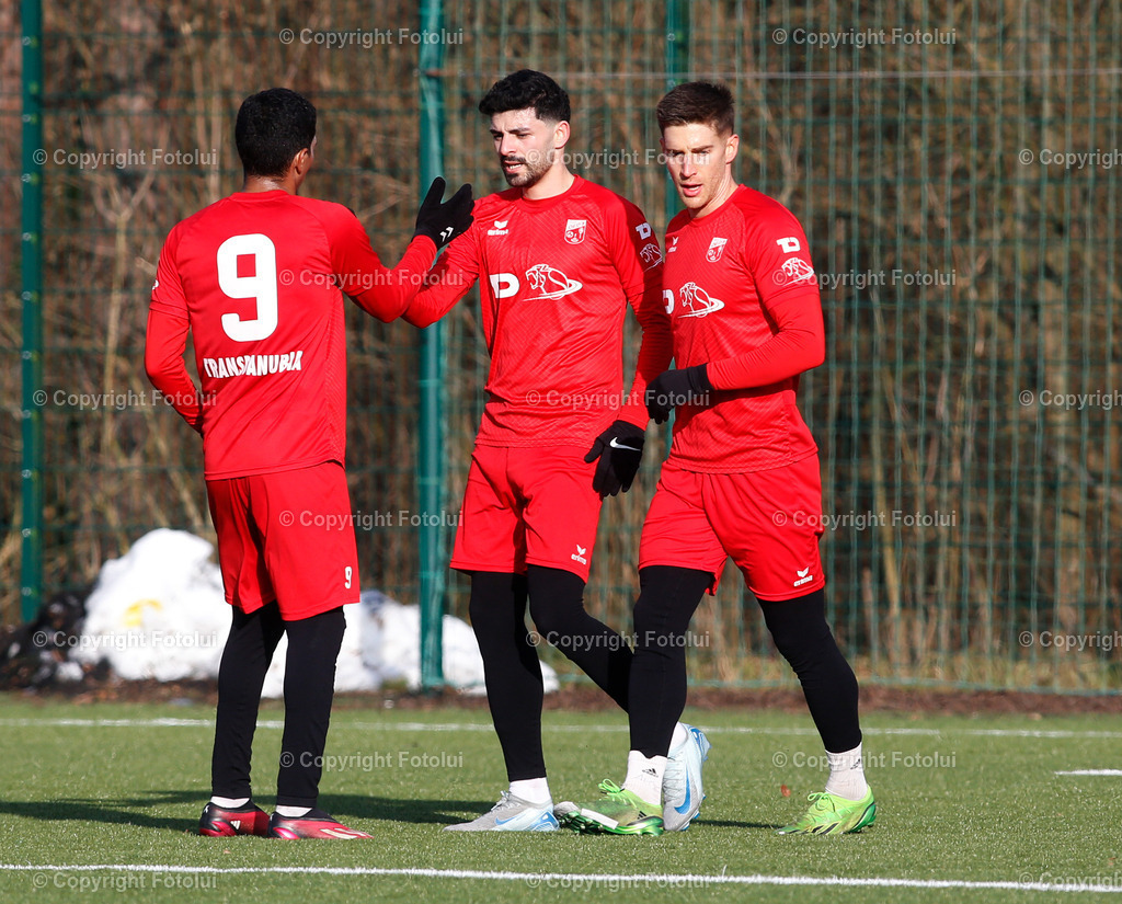 A_LUI_250125_1 | SPORT FUSSBALL TESTSPIEL ASKOE OEDT -SK DYNAMO BUDWEIS 25.01.2025 IM BILD: VALDIR HENRIQUE ,TORSCHUETZE BUENYMIAN KARATAS UND ARNE AMMERER ( ALLE OEDT)    FOTO:FOTOLUI