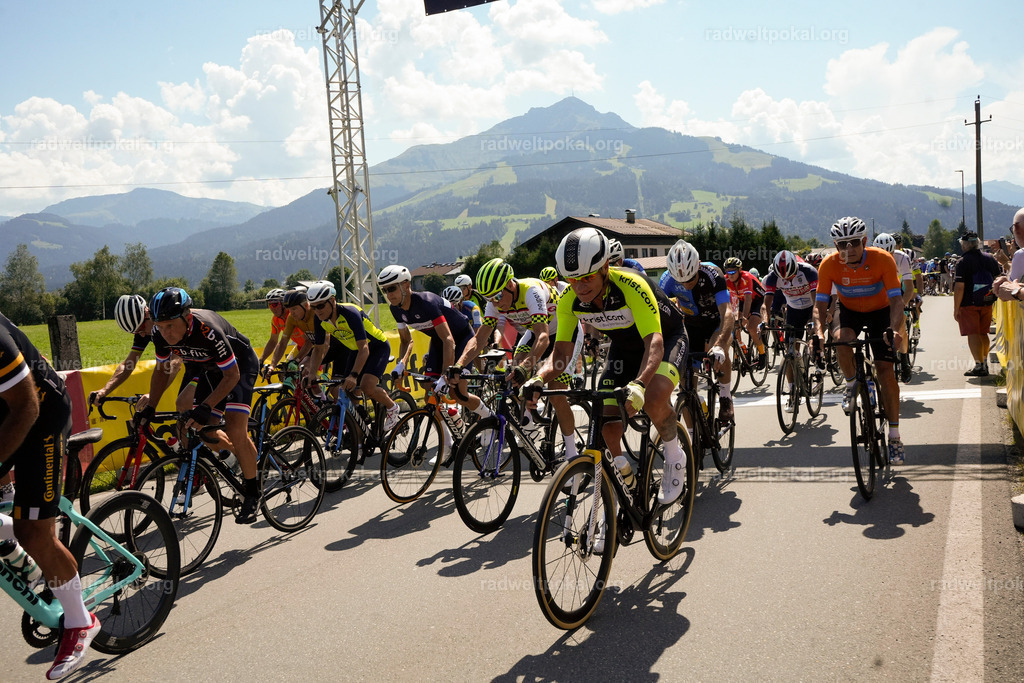 457_20230817_Bewerb_Maenner_Muehlanger | AUT - OESTERREICH, 2023-08-16: SPORT RENNRAD-FAHREN - 55. INTERNATIONALER RADWELTPOKAL IN ST. JOHANN IN TIROL  - Vintage-Radrennen mit WM-Bronze-Medaillen-Siegerin Christina Schweinberger, den Teilnehmer und Alexander Baumann (vom Orginastions-Team) - TAG 2 BEWERB MAENNER IN SECHS GRUPPEN  ; Foto: Roland Muehlanger