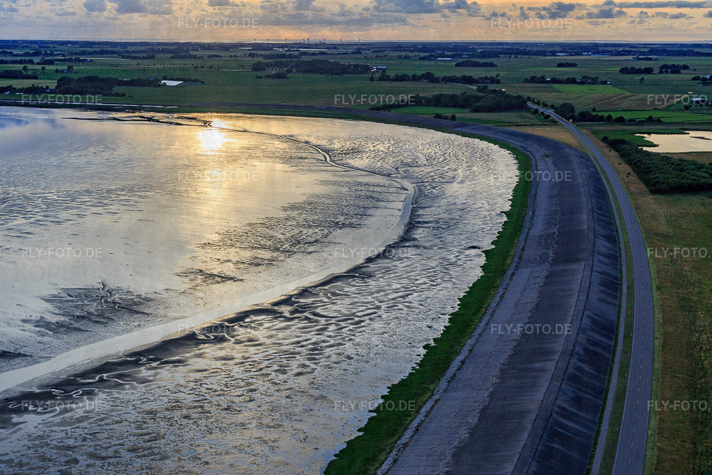 befestigter Deich am Katinger Watt | Luftbild: befestigter Deich am Katinger Watt im Ortsteil Kating in Tönning im Bundesland Schleswig-Holstein in Deutschland. Foto: IMG_007878.jpg vom 08.07.2020 durch Werner Riehm/FLY-FOTO.de - Realisiert mit Pictrs.com