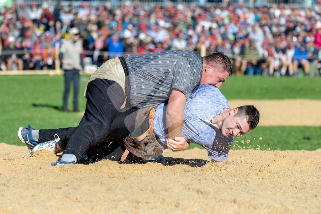ESAF2025_05Gang_6170 | Die Schwinger des Schwyzer Kantonalen Schwingerverbandes: Fotos, die Dynamik und Leidenschaft festhalten, sowie emotionale Momente aus dem traditionellen Schwingsport zeigen. - Realisiert mit Pictrs.com