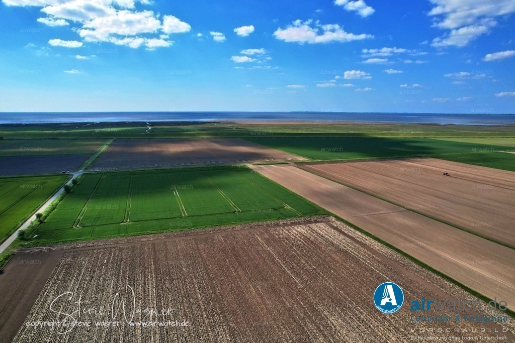 Luftbilder-Dithmarschen-Hilgroven-Hellschen-Heringsand-Unterschaar-airwatch | Ortsbeschreibung: Hellschen-Heringsand-Unterschaar liegt inmitten der Dithmarscher Marsch, nur wenige Kilometer von der Nordsee entfernt. Die ruhige Lage ohne Durchfahrtsstraße macht die Gemeinde zum Ferienort für Familien mit Kindern. Die Landschaft ist landwirtschaftlich geprägt, und vom stürmischen norddeutschen Wetter geformt. Wind und Weite sind die vorherrschenden Elemente.