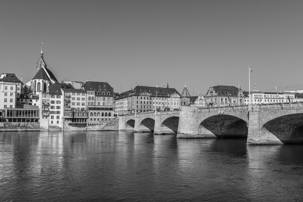Mittlere Rheinbrücke | Die Mittlere Rheinbrücke ist die älteste Brücke über den Rhein in Basel, Schweiz. - Realisiert mit Pictrs.com