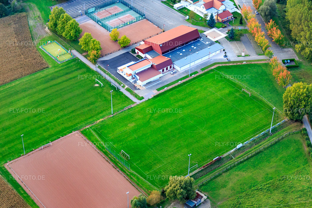 Luftbild: Complexe sportif de Beinheim mit Skatepark in Beinheim im Bundesland Bas-Rhin in Frankreich. – Foto: IMG_074455.jpg vom 04.10.2014 durch Werner Riehm/FLY-FOTO.de – Auflösung des Originals: 5472 x 3648 px