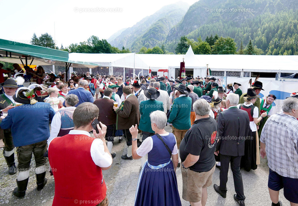 h-news-2023-Juli23-Regimentsschuetzenfest-UMZUG_DORF-ww-DSC02338 | Info aus dem Bezirk Reutte/Ausserfern Tirol sowie eine umfangreiche Bilddatenbank über die gesamte Region: Lechtal, Talkessel Reutte, Tannheimertal, Zwischentoren. Lech, Plansee, Zugspitze, Grenztunnel, B179, Fernpassstraße, Verkehr, Lawinen, Tradition, - Realisiert mit Pictrs.com