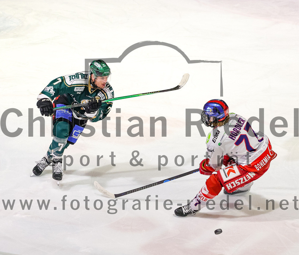2026-01-18_082_TSV_Erding_gegen_Selber_Woelfe | Erding, Deutschland, 18.01.2026:Eishockey, Oberliga Süd 2025 / 2026, 38. Spieltag, TSV Erding gegen Selber Wölfe, Endergebnis: 2:3 n.V.Louis Trattner (Erding Gladiators, #7), Jonas Hördler (Selber Wölfe, #77)Foto: Christian Riedel / fotografie-riedel.net